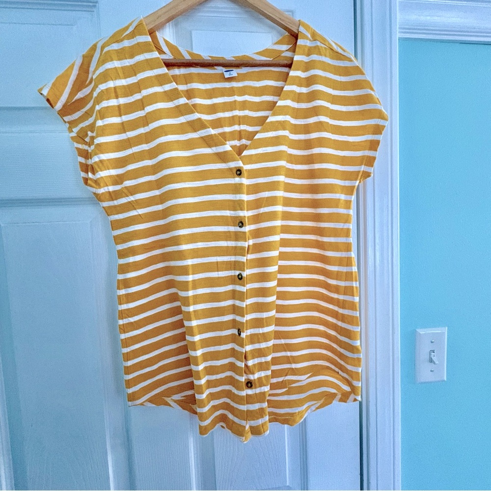 🔹3/$15🔹 Yellow and white stripe v-neck top with button down Size medium